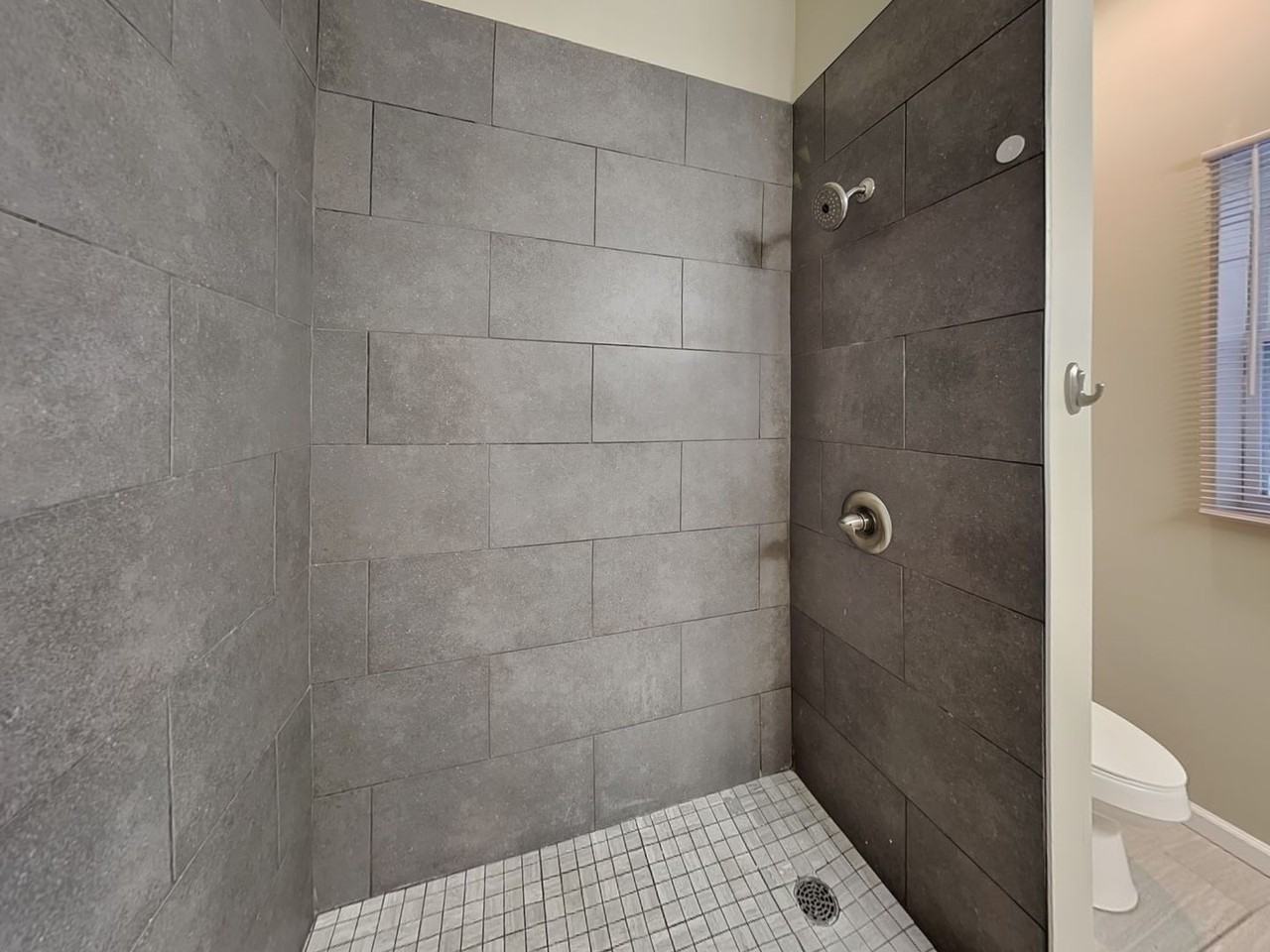 1361 Summit St - Photo 6 of 14