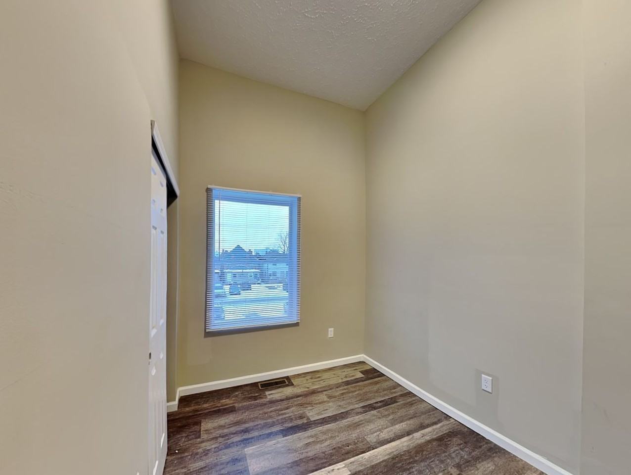 1361 Summit St - Photo 7 of 14