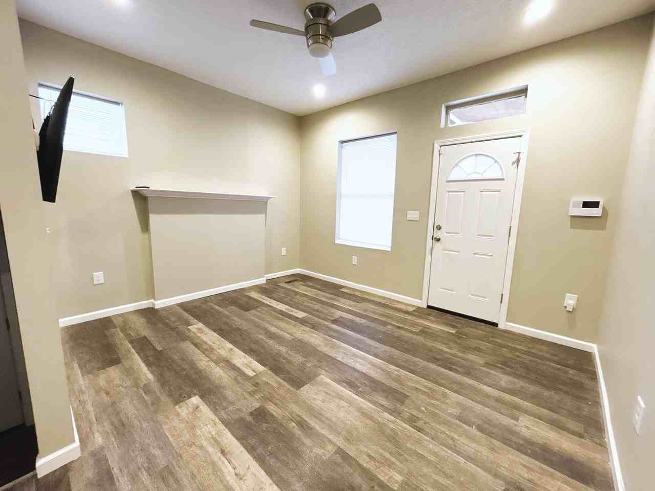 1365 Summit St - Photo 3 of 13