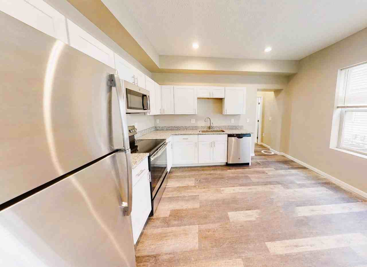 1365 Summit St - Photo 4 of 13