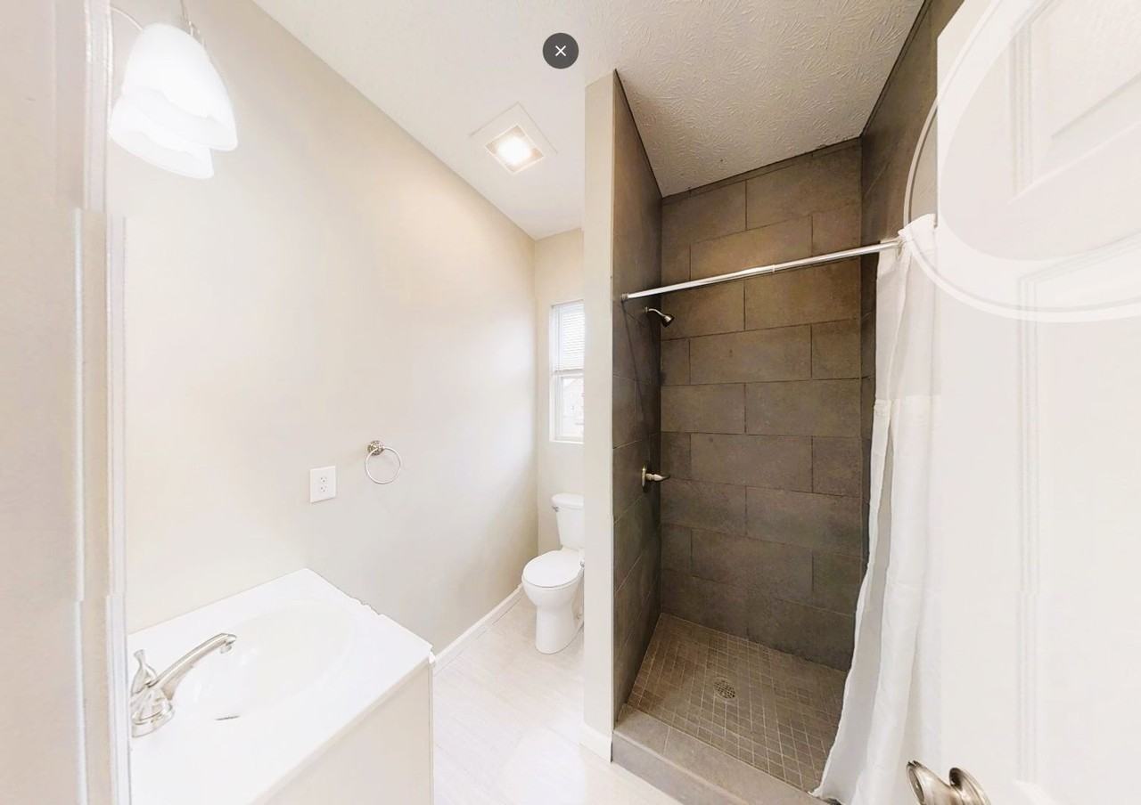 1365 Summit St - Photo 5 of 13