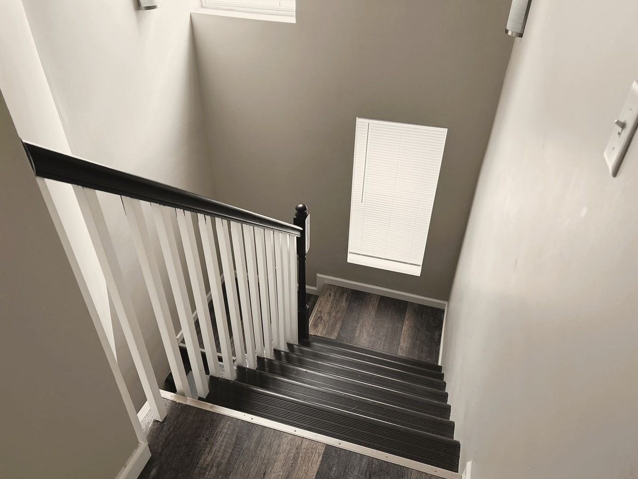 1365 Summit St - Photo 6 of 13
