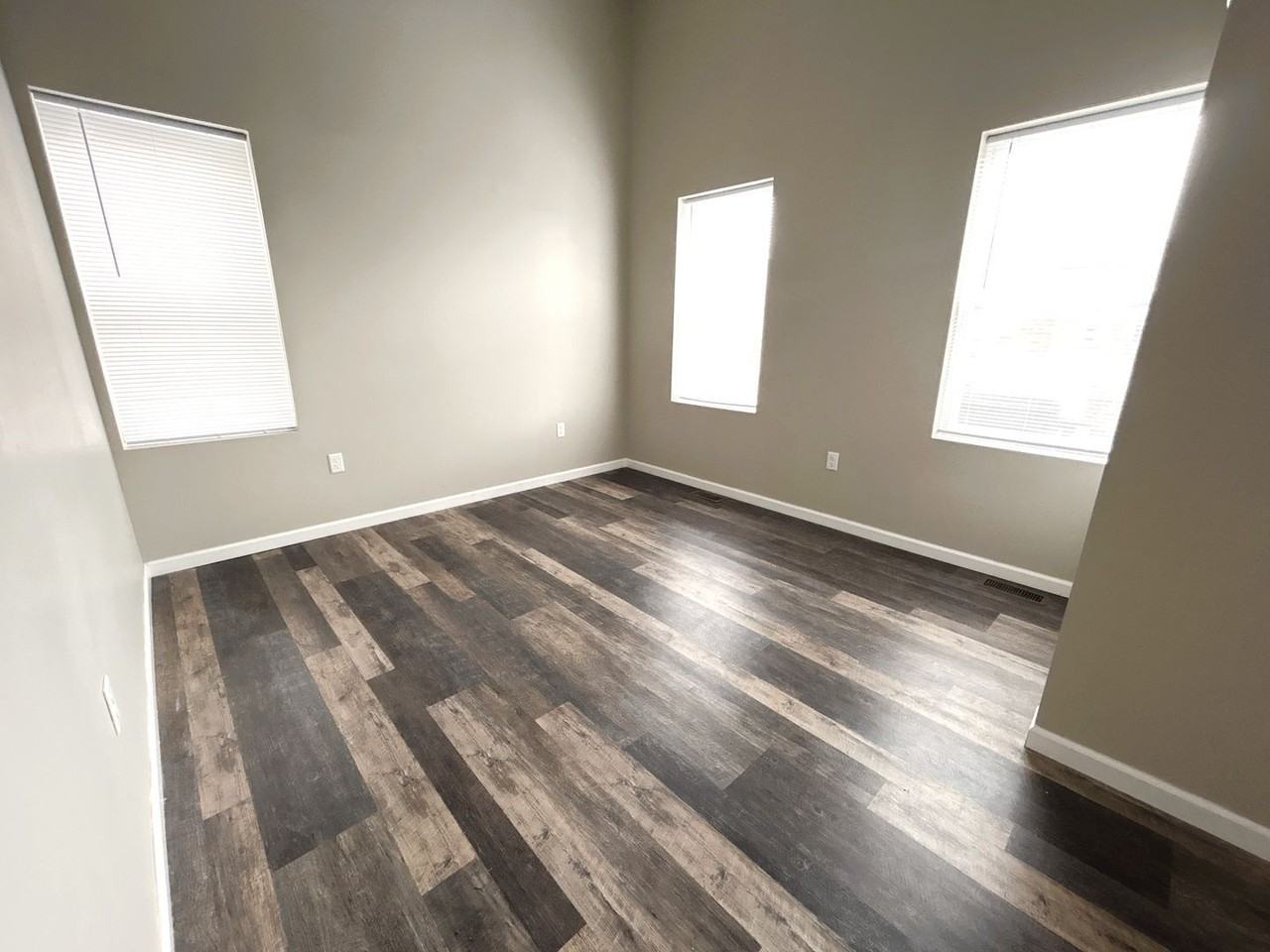 1365 Summit St - Photo 7 of 13