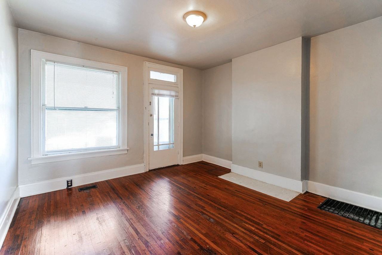1476 Summit St - Photo 2 of 13
