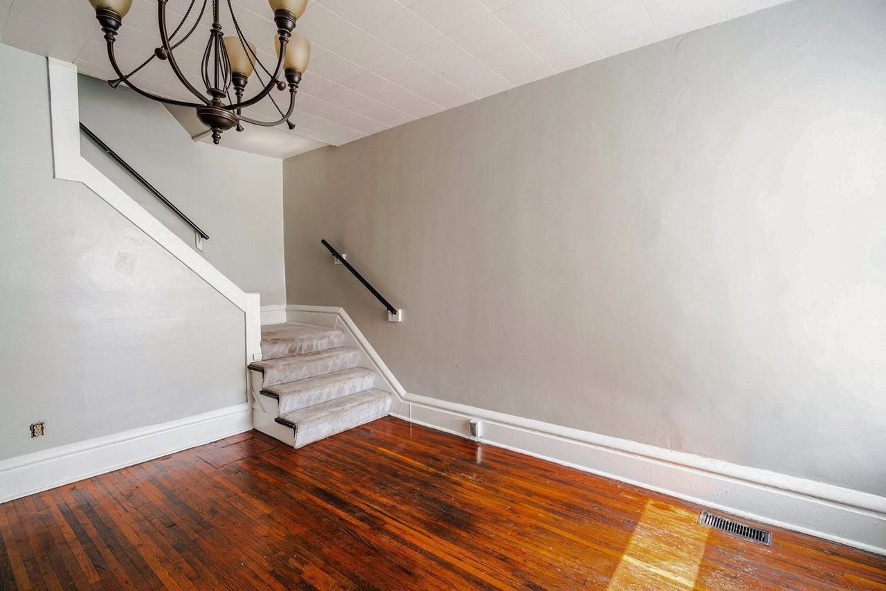 1476 Summit St - Photo 4 of 13