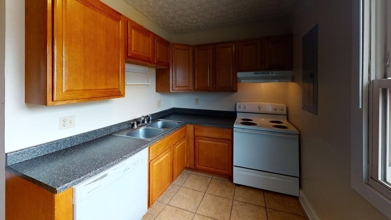 1367 Indianola Ave - Photo 4 of 7