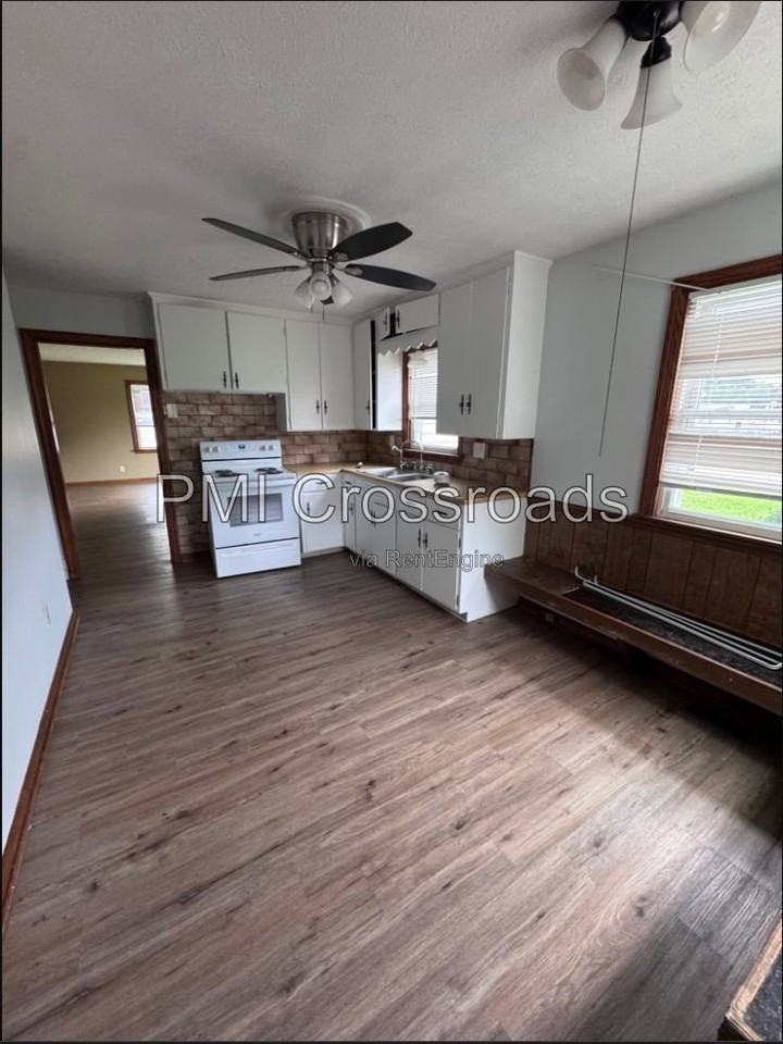 518 W Maple St - Photo 4 of 11