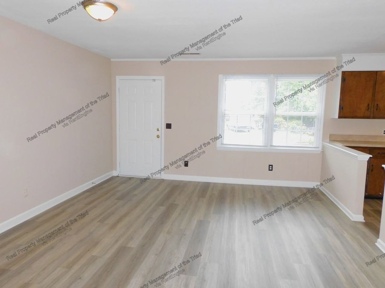 207 Smith St - Photo 2 of 16