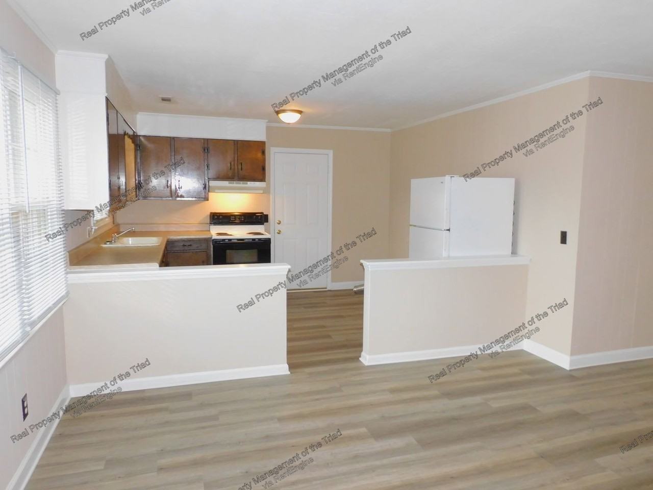 207 Smith St - Photo 4 of 16