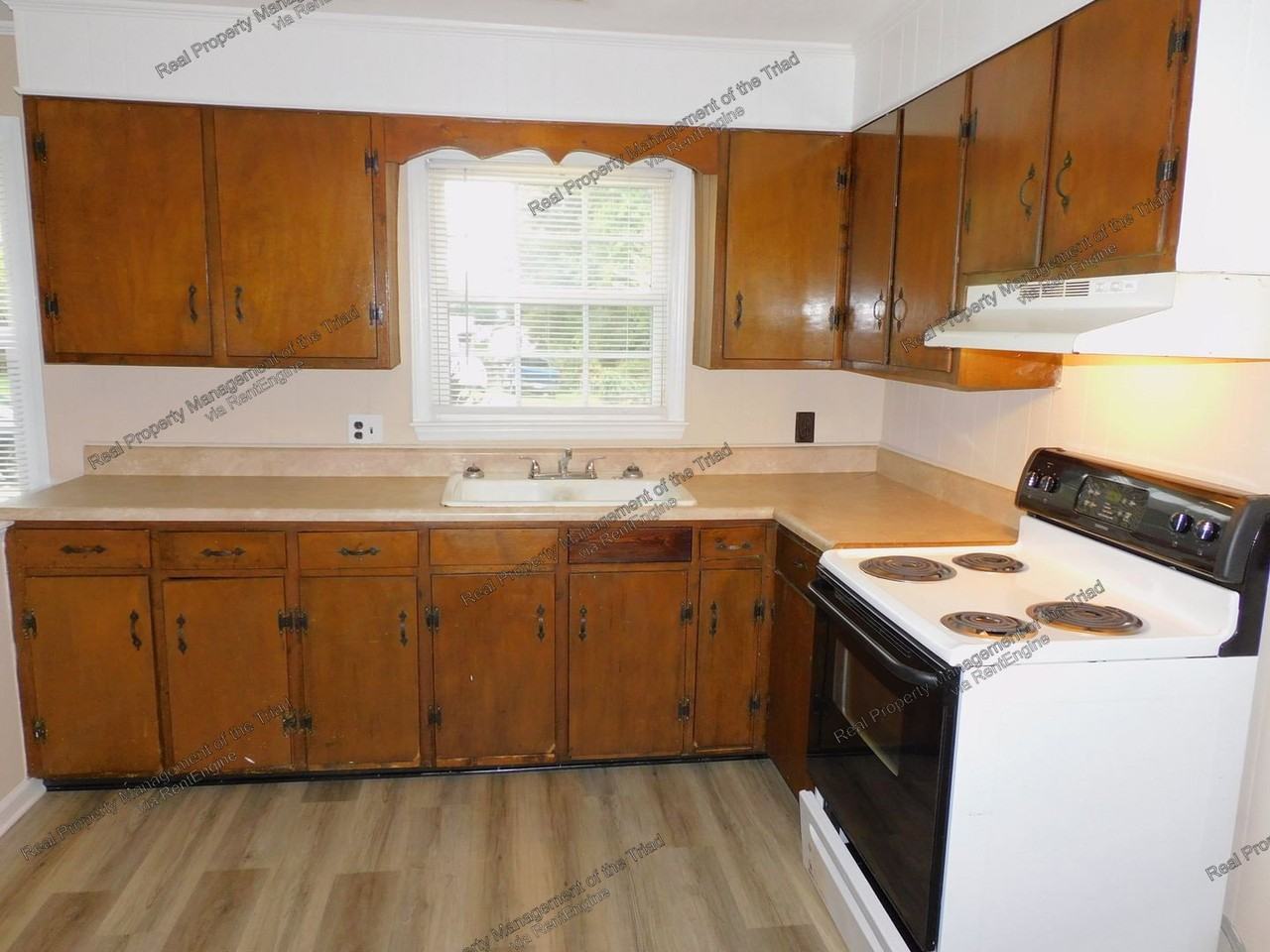 207 Smith St - Photo 5 of 16