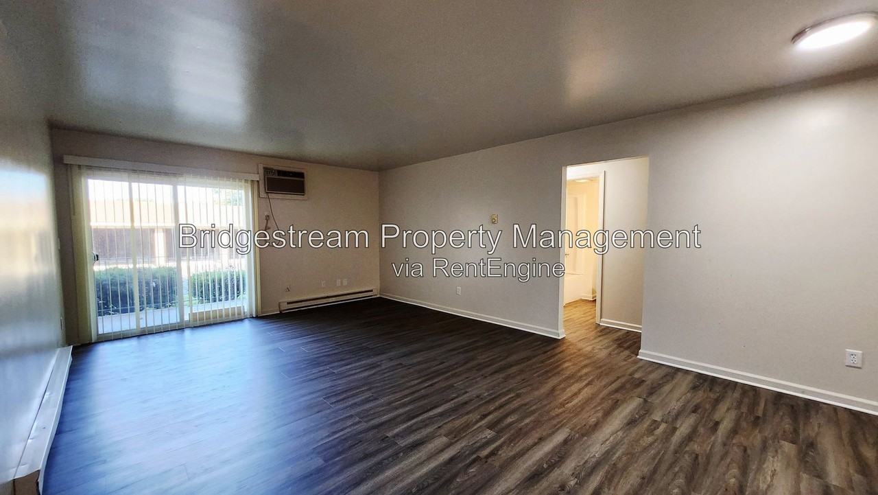 461 N Broadway St - Photo 2 of 8