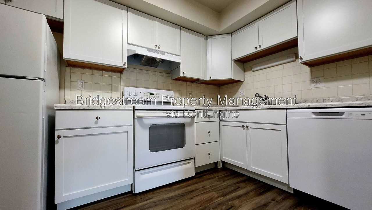 461 N Broadway St - Photo 4 of 8