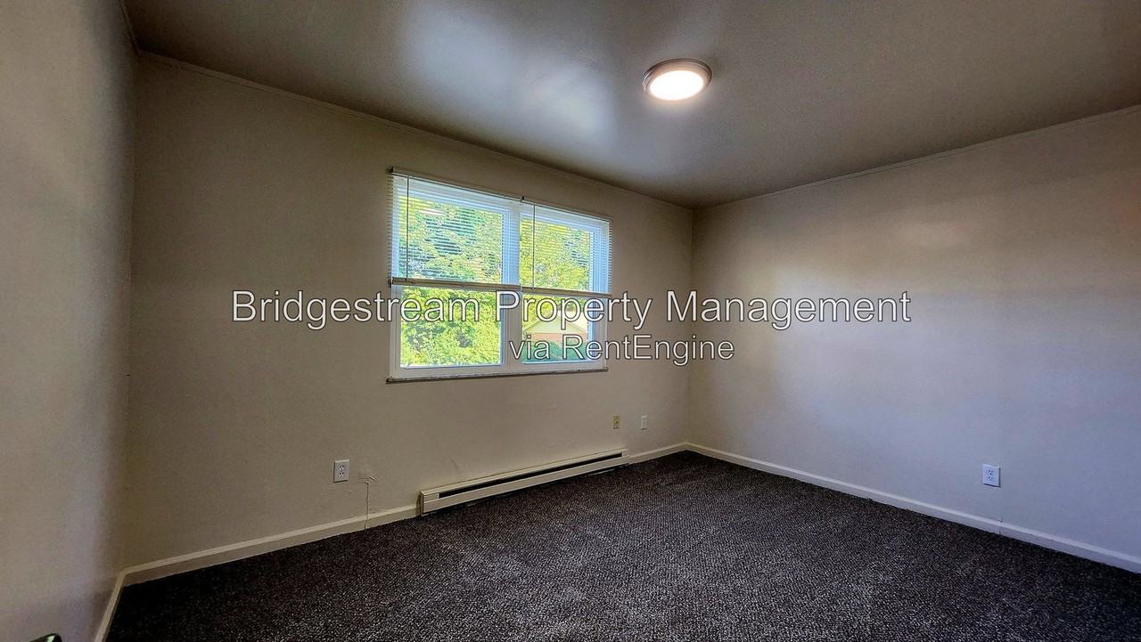 461 N Broadway St - Photo 5 of 8