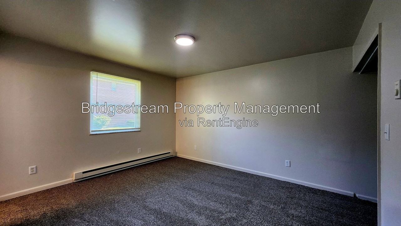 461 N Broadway St - Photo 6 of 8