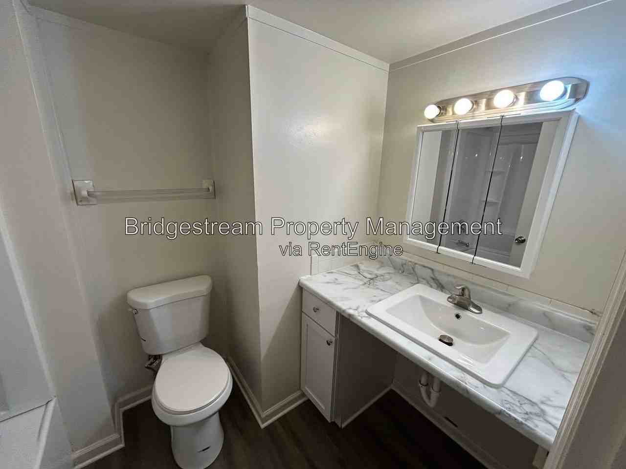 461 N Broadway St - Photo 7 of 8