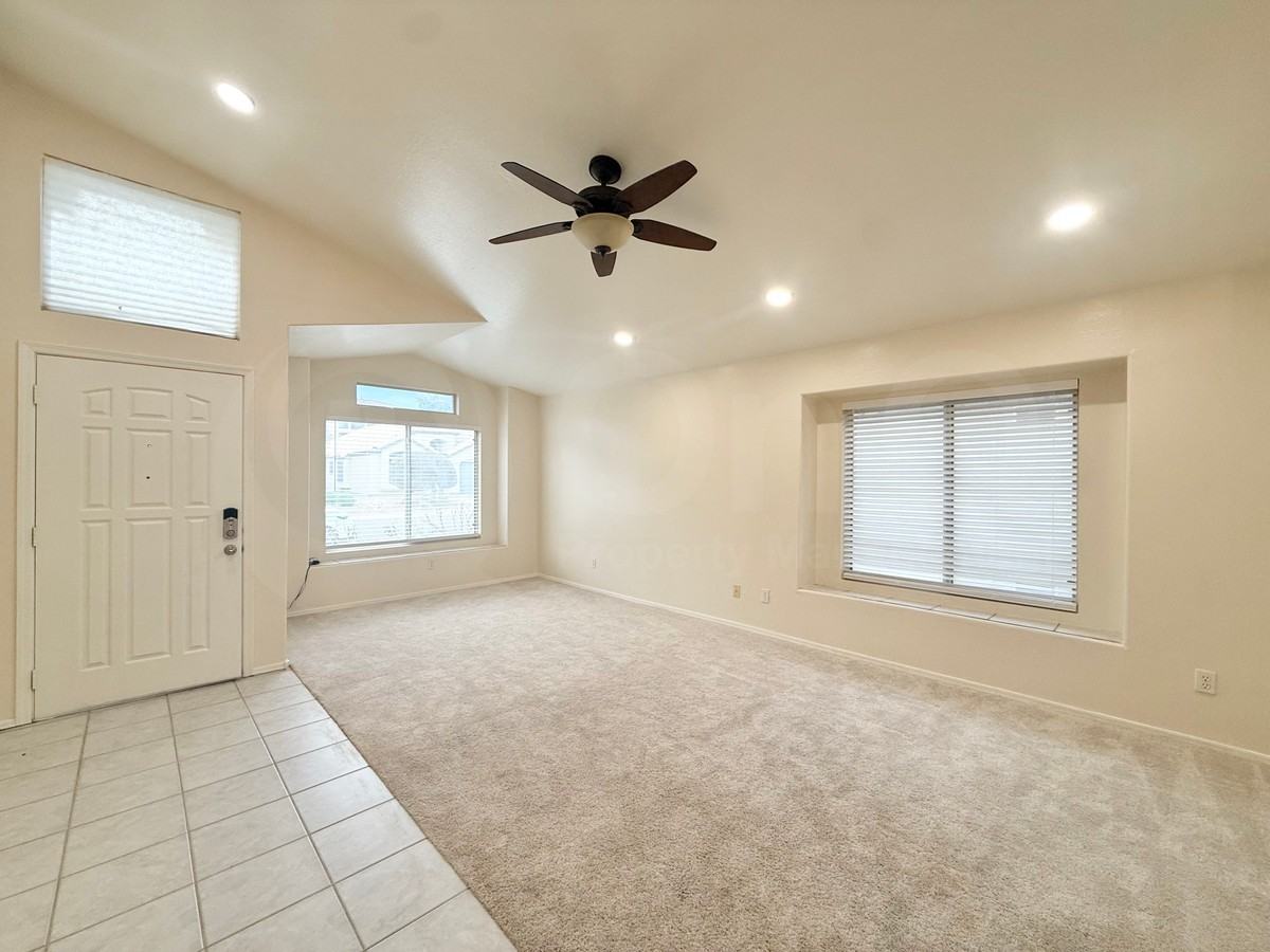 2125 E Rosemonte Dr - Photo 3 of 24