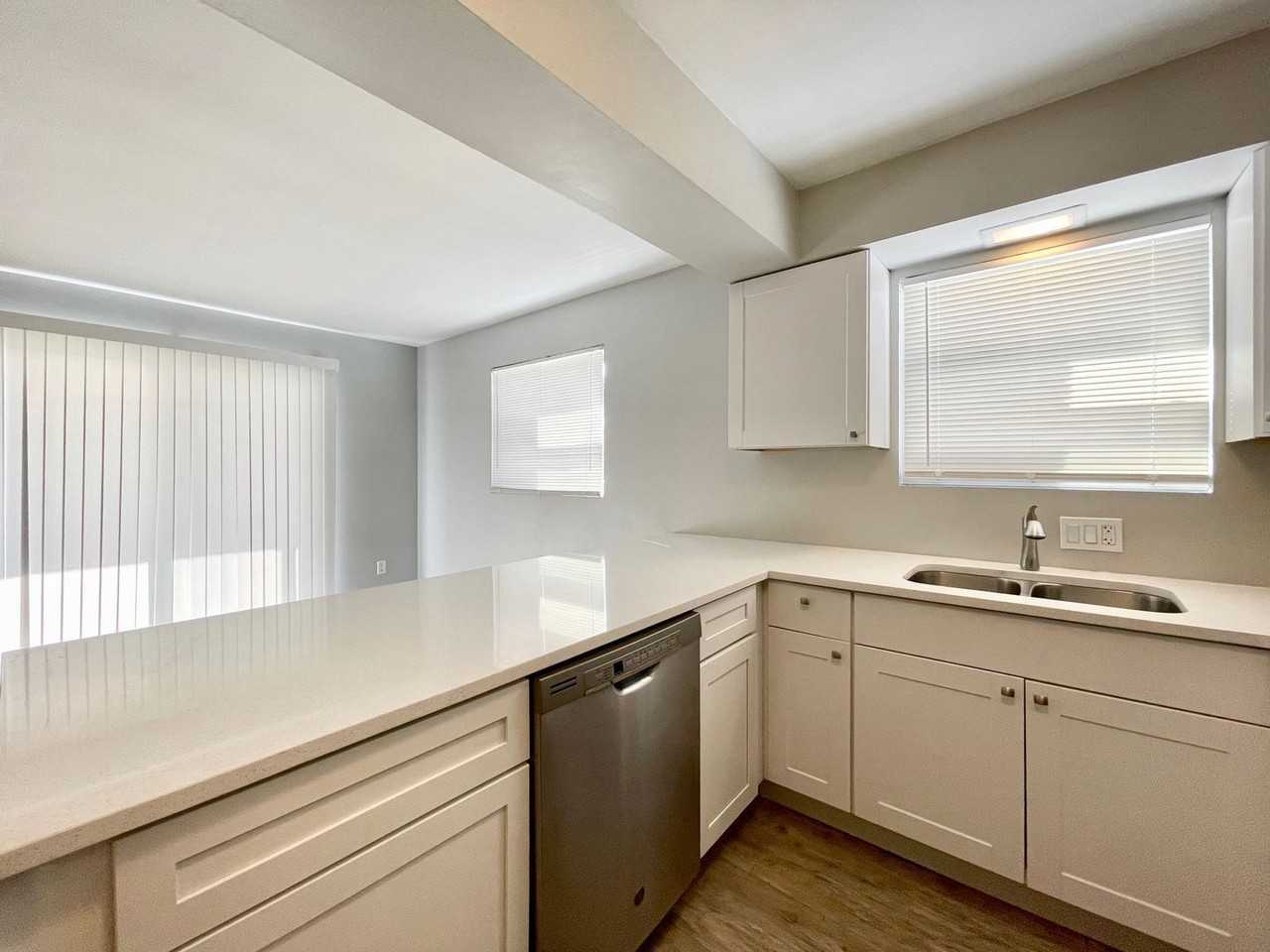 509 Knapp St Ne #1 - Photo 6 of 18