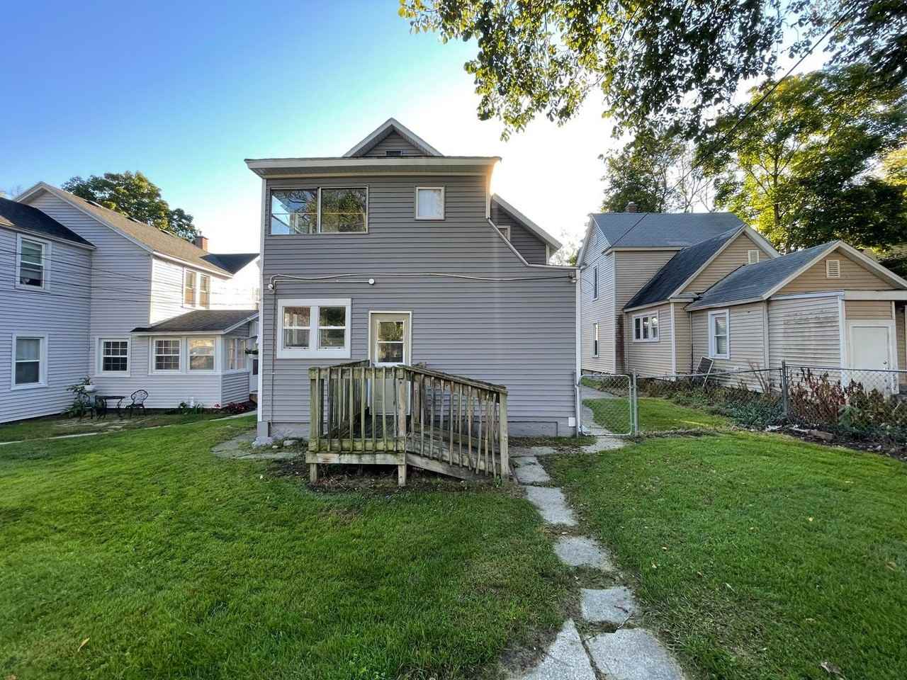611 Prospect Ave Ne - Photo 3 of 16