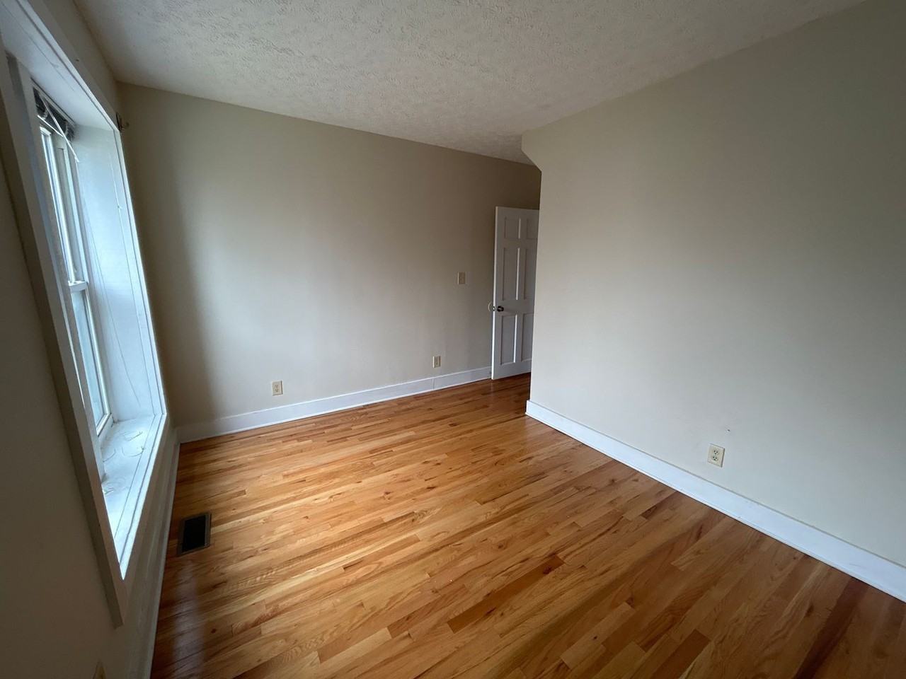 1385 Indianola Ave - Photo 4 of 9