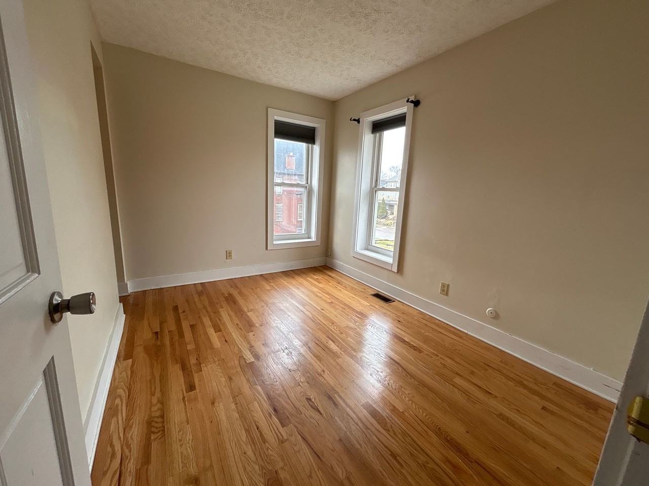 1385 Indianola Ave - Photo 6 of 9