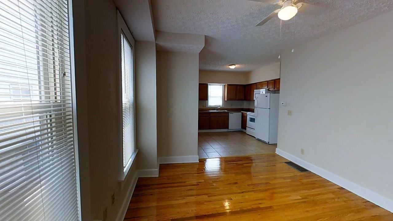 1373 Summit St - Photo 2 of 9