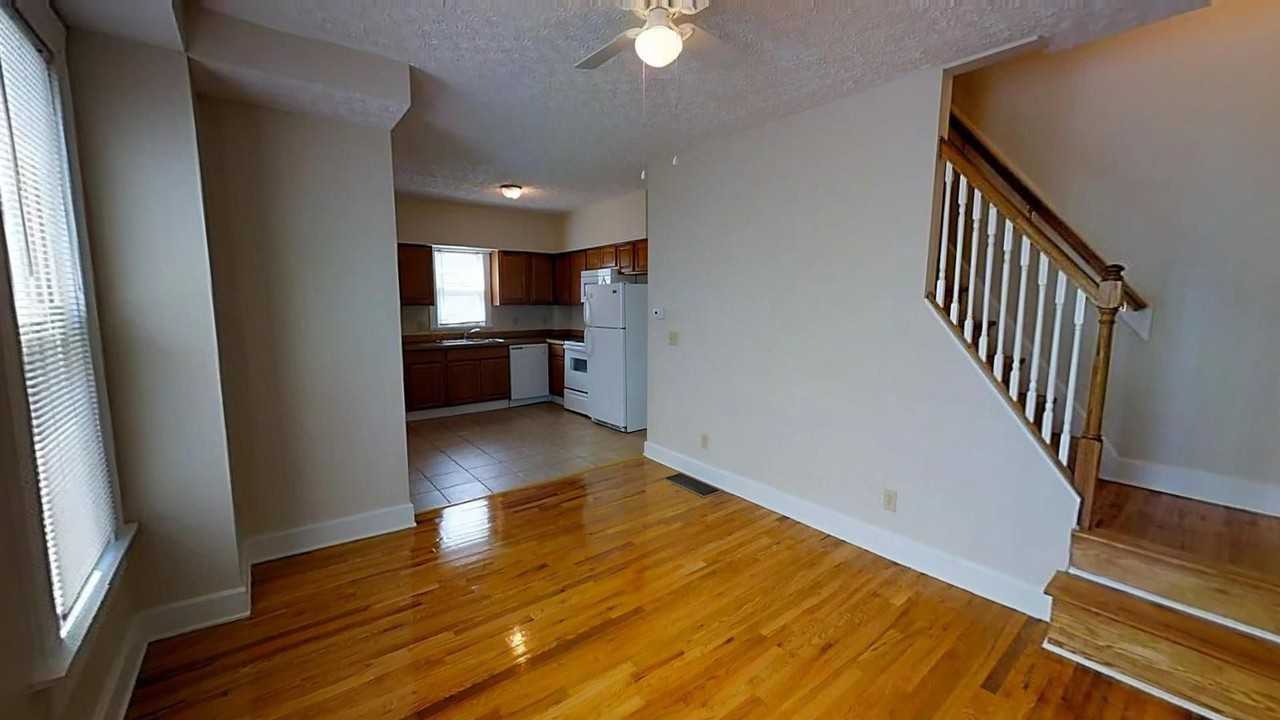 1373 Summit St - Photo 3 of 9