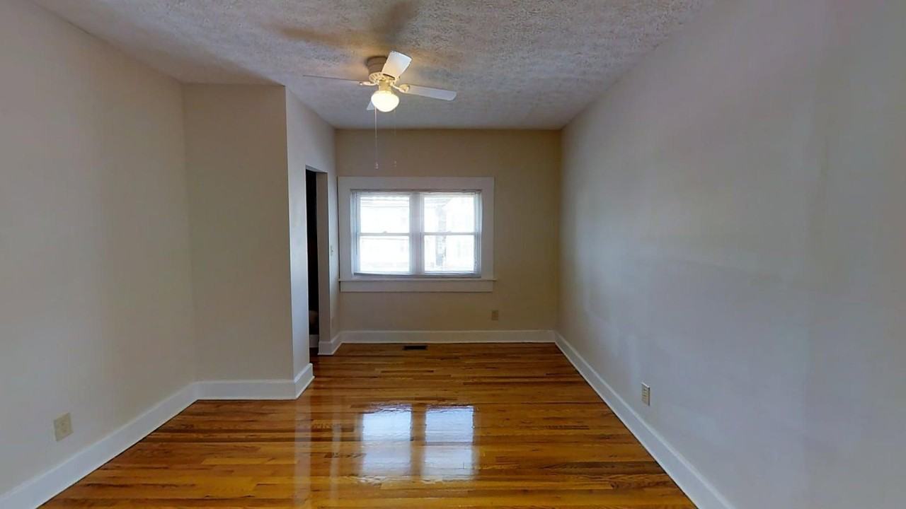 1373 Summit St - Photo 4 of 9