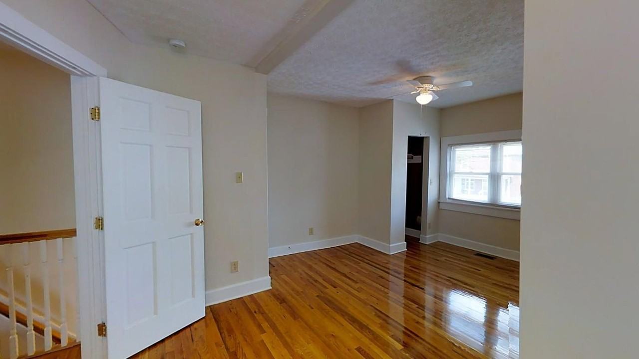 1373 Summit St - Photo 5 of 9