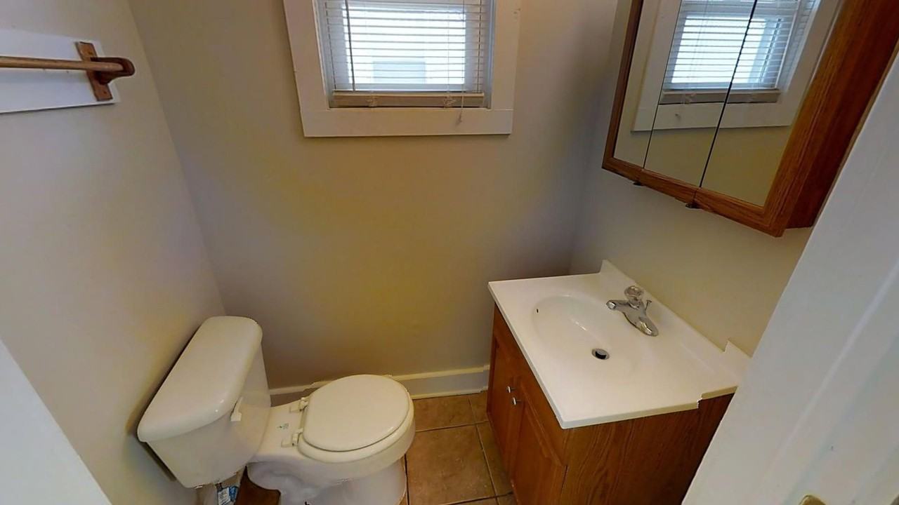 1373 Summit St - Photo 6 of 9