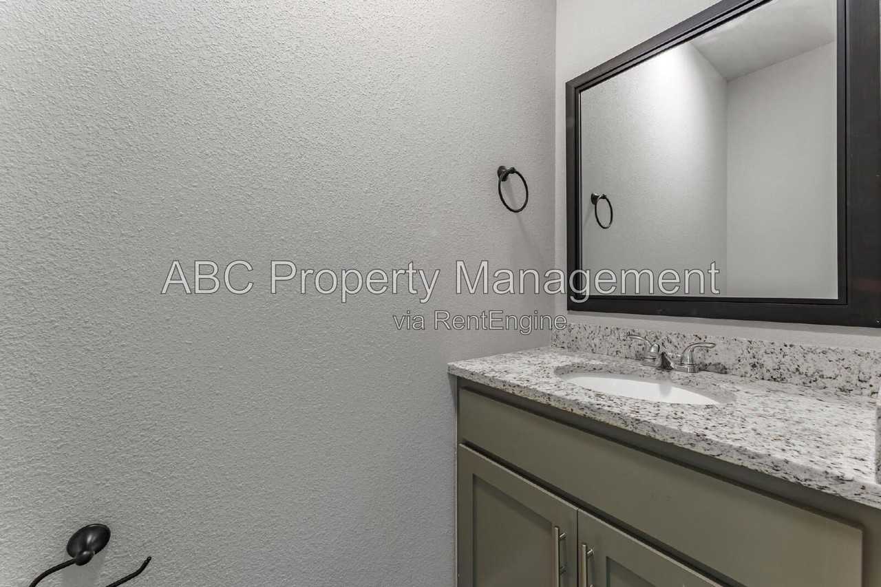 3207 Sw Hillstone Ave - Photo 3 of 20