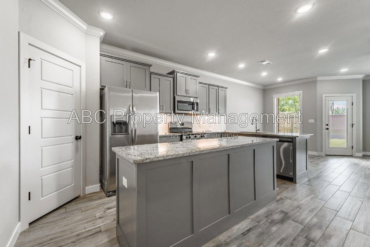 3207 Sw Hillstone Ave - Photo 4 of 20