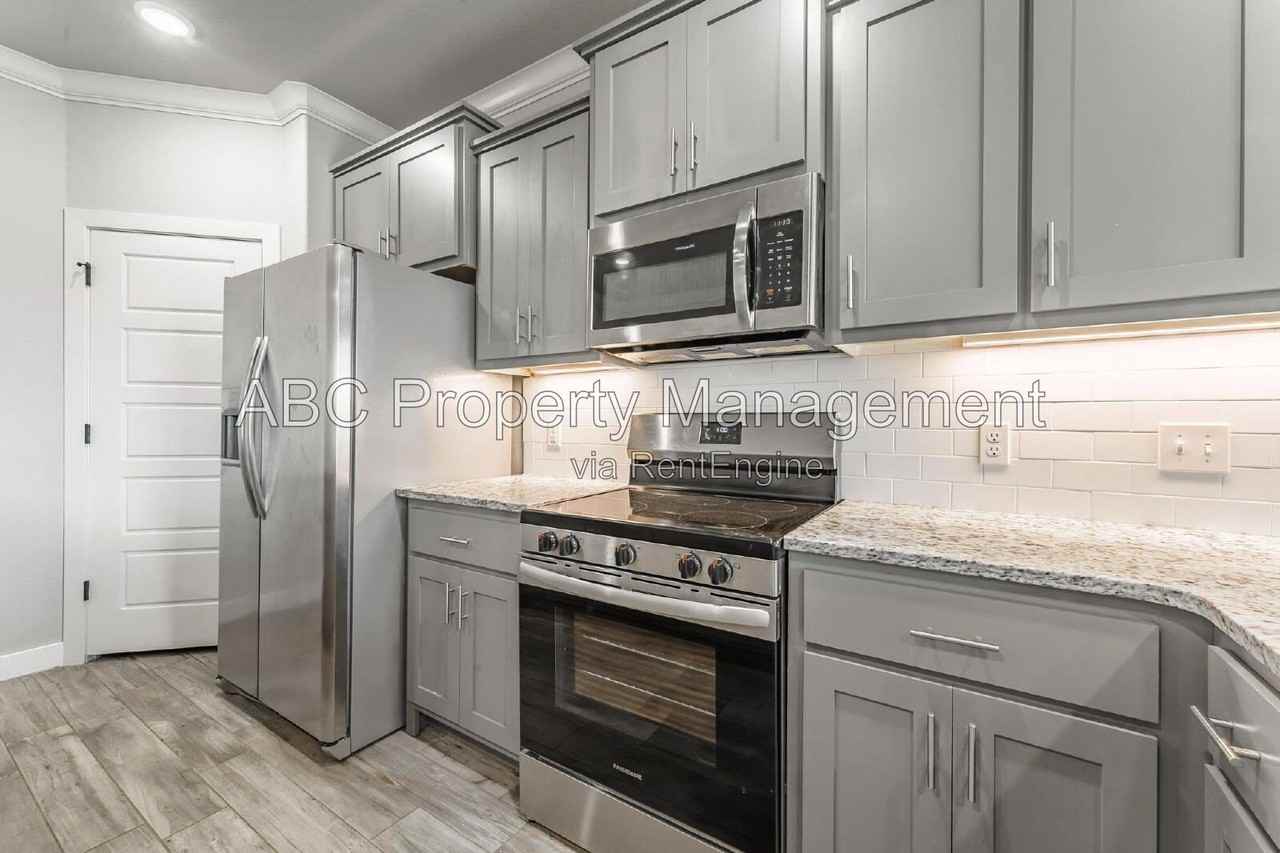 3207 Sw Hillstone Ave - Photo 7 of 20