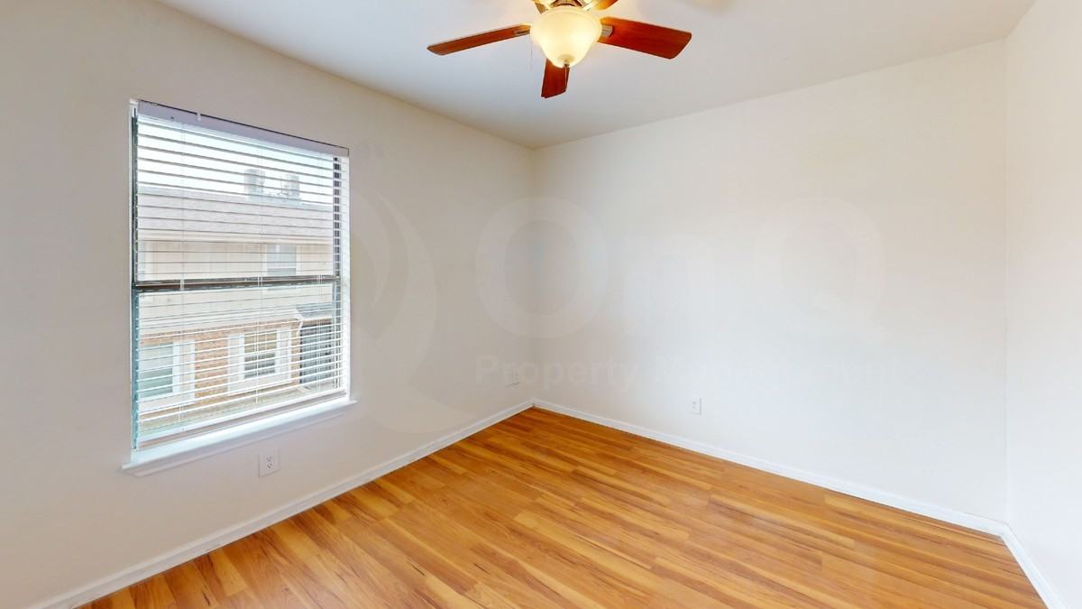 4928 Flamingo Rd - Photo 4 of 9