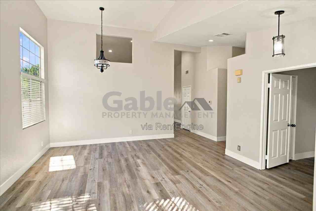 25812 Webster Pl - Photo 4 of 24