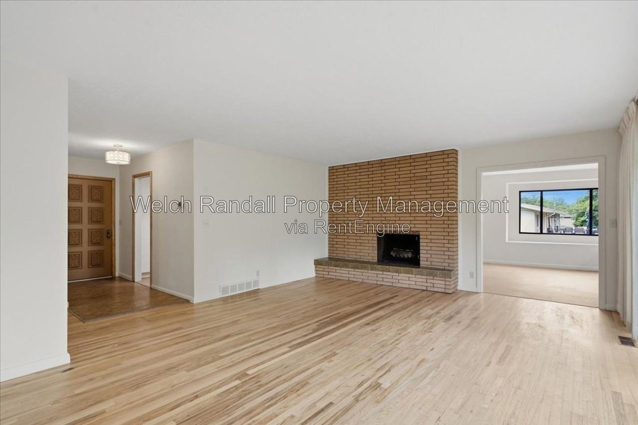 5070 Doren Dr - Photo 4 of 33