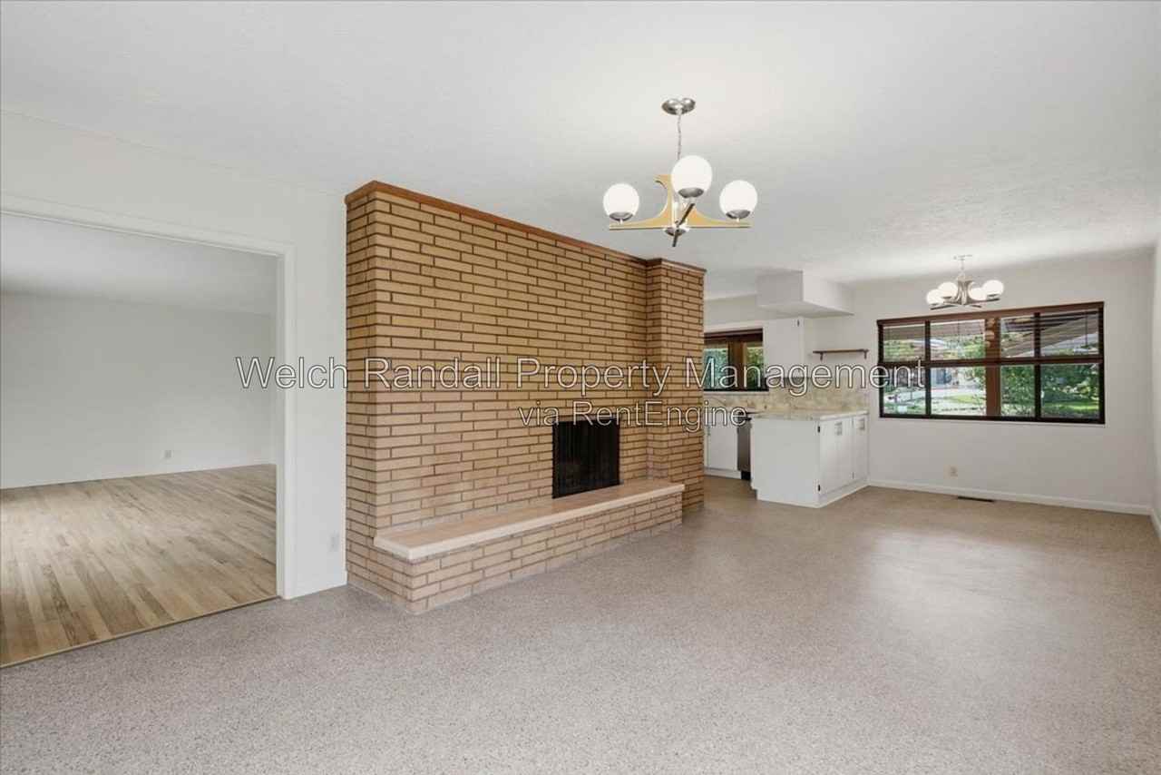 5070 Doren Dr - Photo 5 of 33