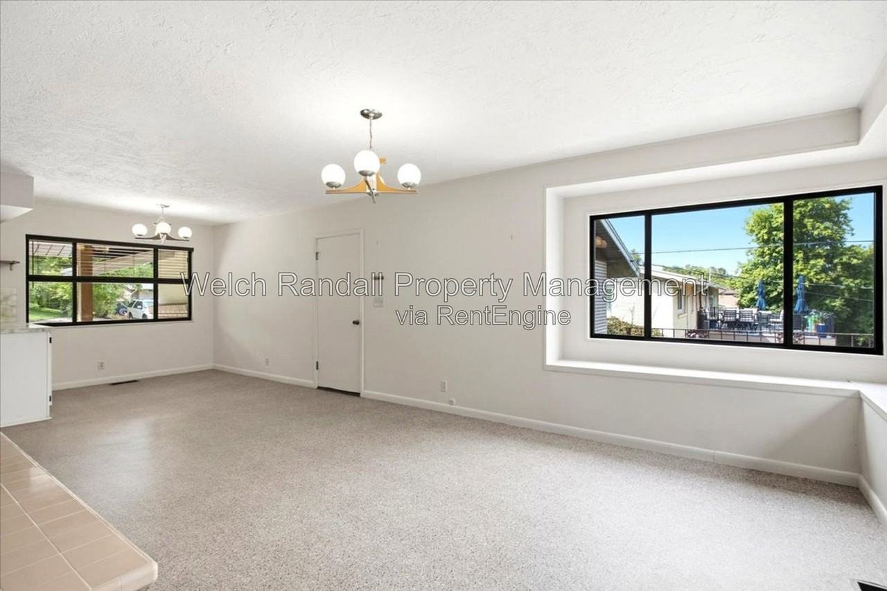 5070 Doren Dr - Photo 6 of 33