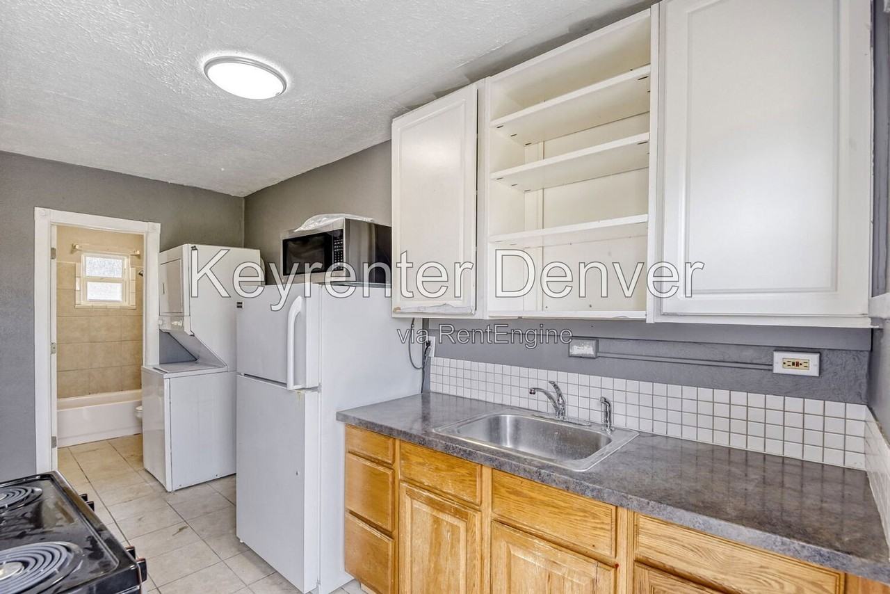 1105 S Zenobia St - Photo 4 of 11