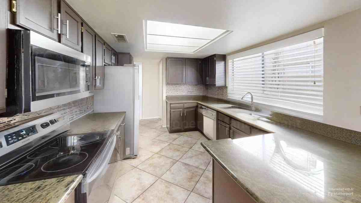17215 N 42nd St - Photo 3 of 25