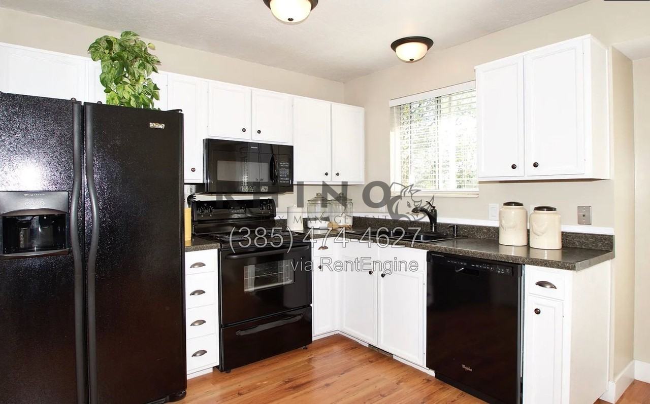 251 W 1675 N - Photo 2 of 15