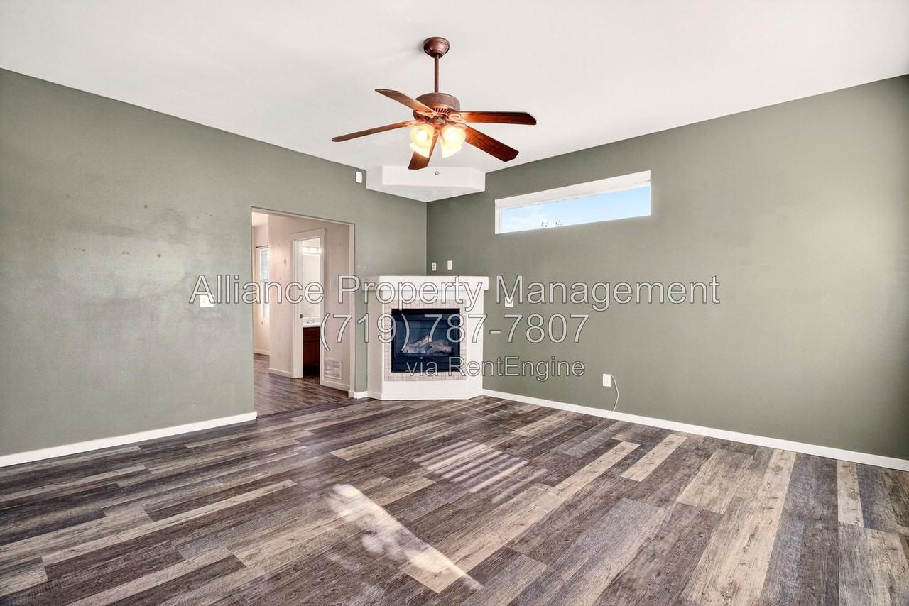 4998 Dovetail Ln - Photo 4 of 31