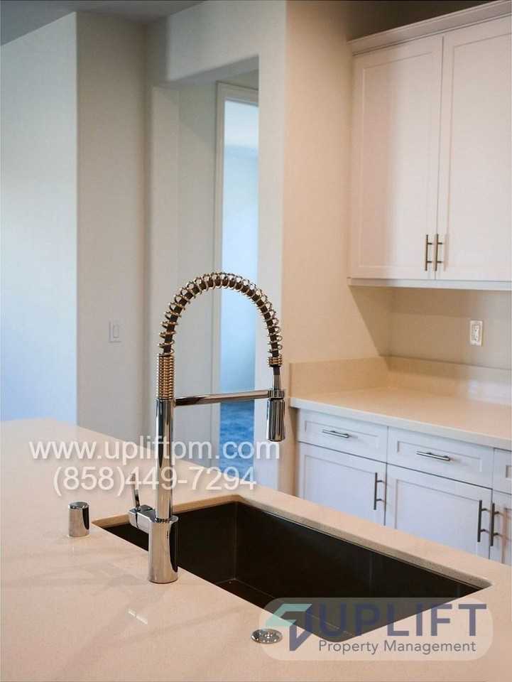 2412 Medley Ln - Photo 3 of 11