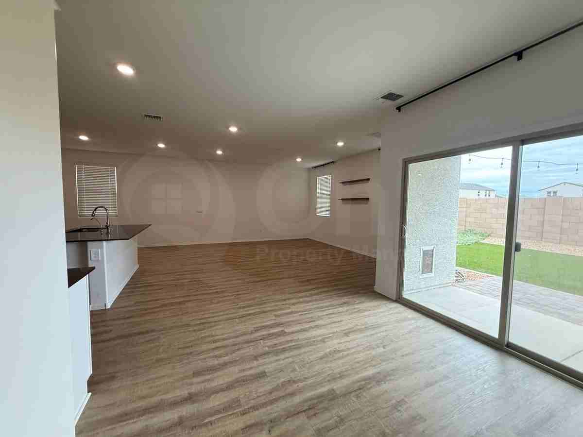 10442 West Guilford Lane - Photo 6 of 33