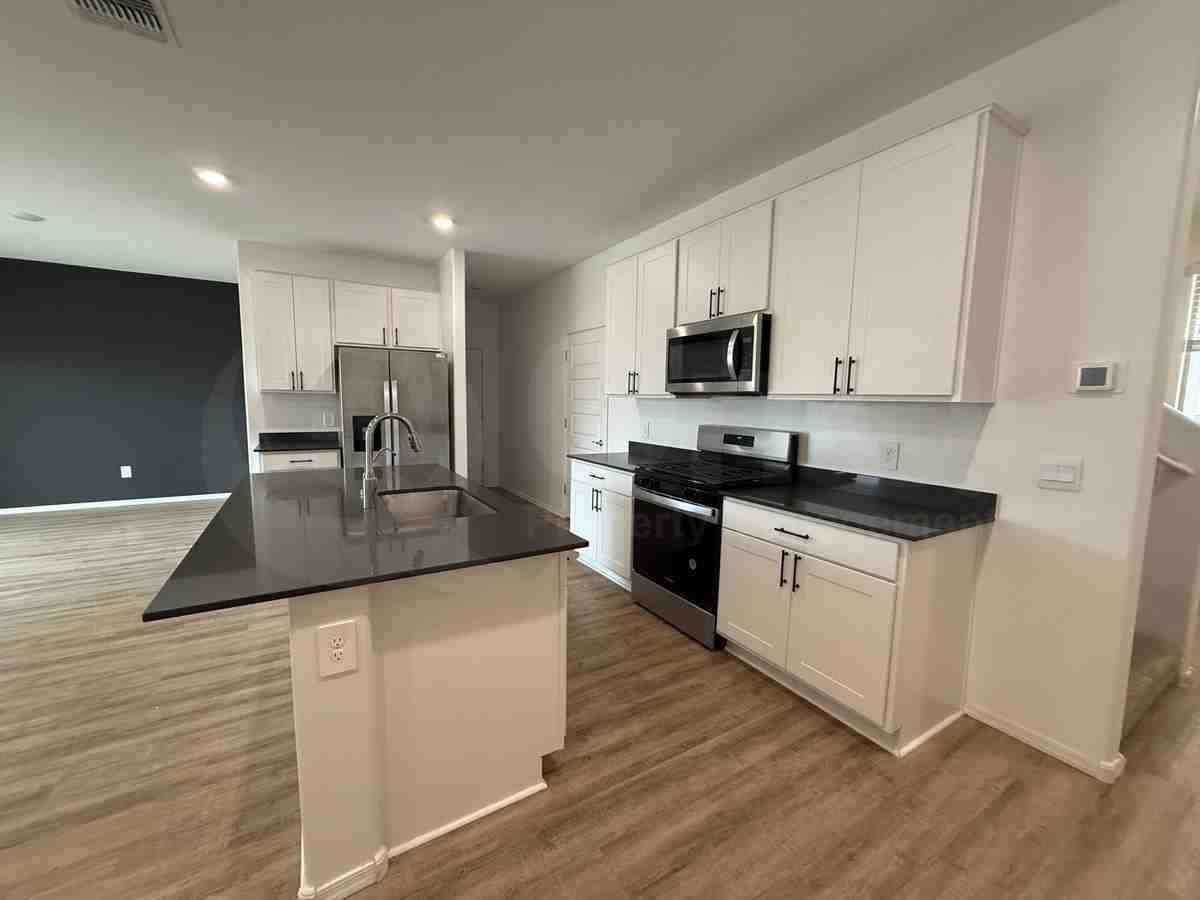 10442 West Guilford Lane - Photo 7 of 33