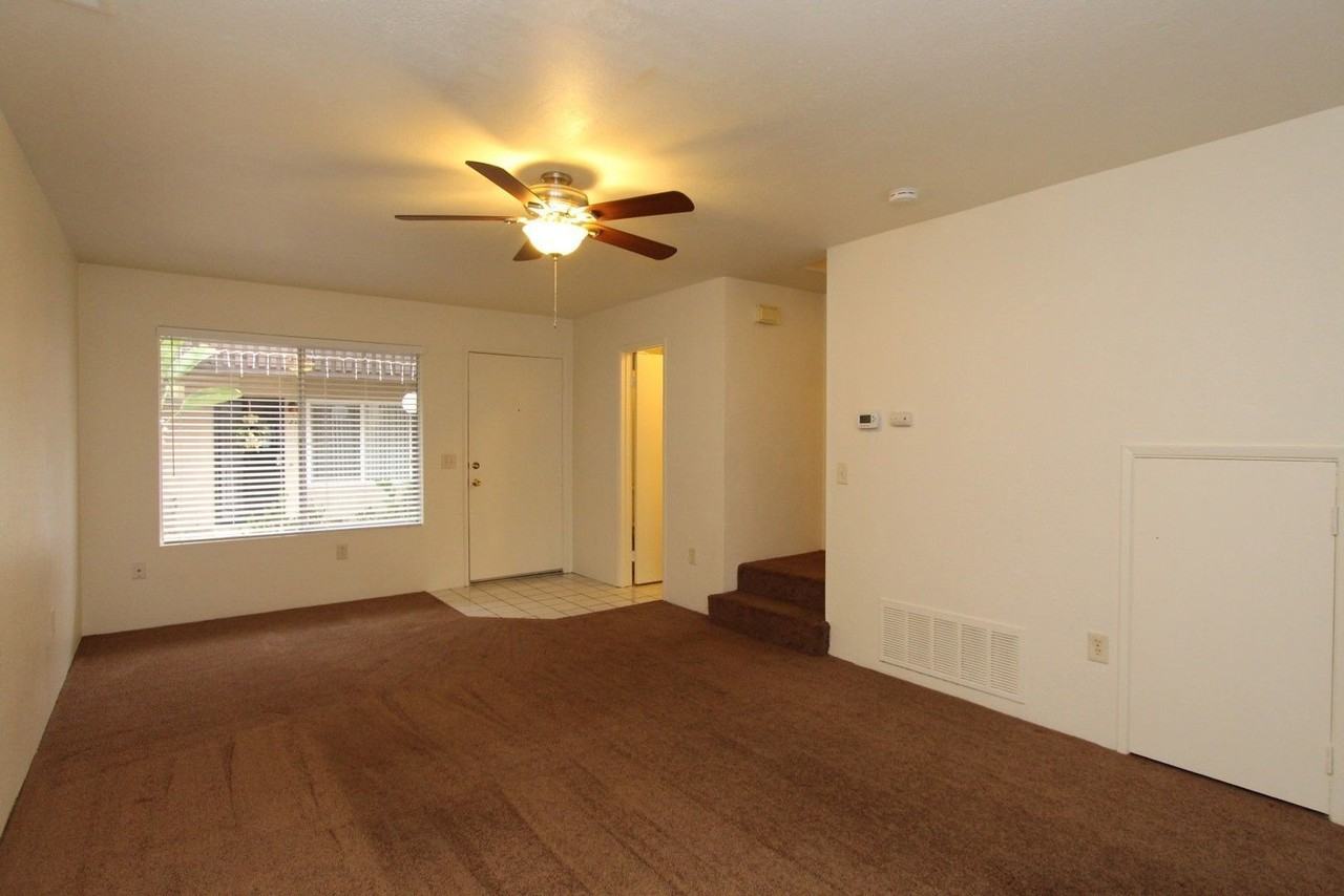 228 Roanoke Rd - Photo 4 of 17
