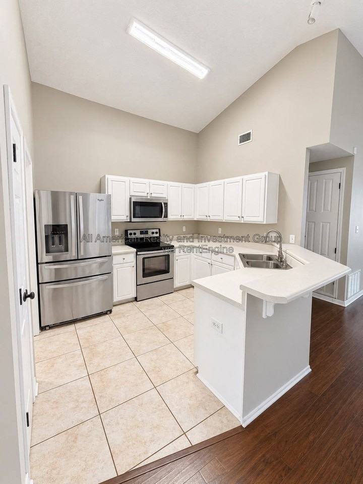 561 Rough Leaf Ln - Photo 2 of 14