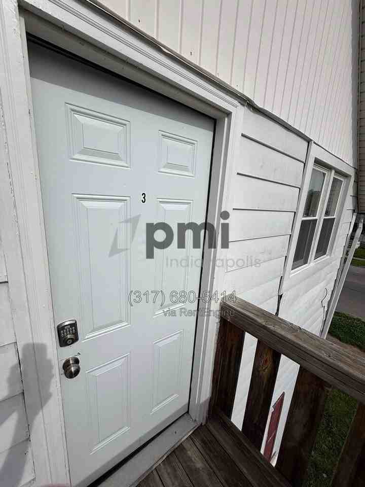 1023 E 8th St #3 - Photo 4 of 29