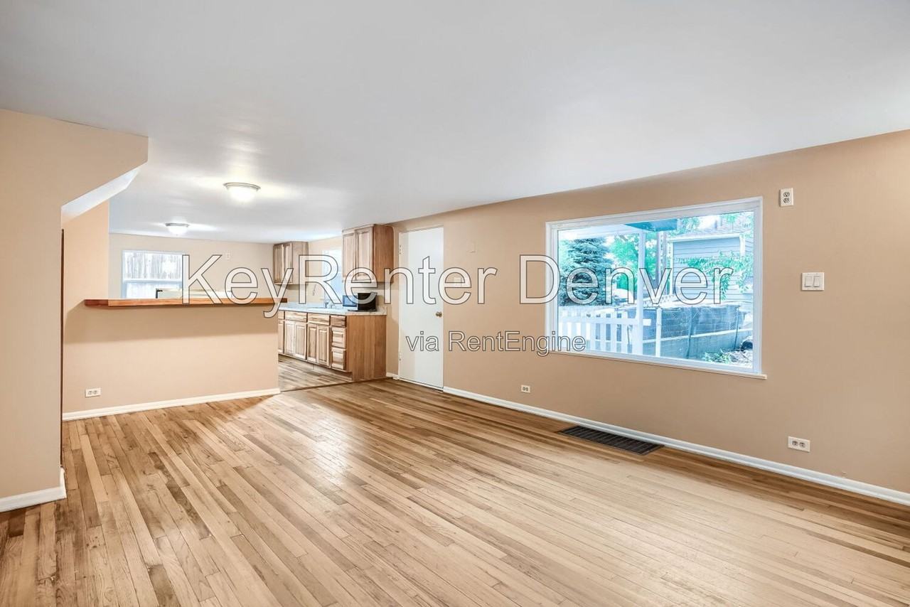 812 5th St #C - Photo 5 of 17