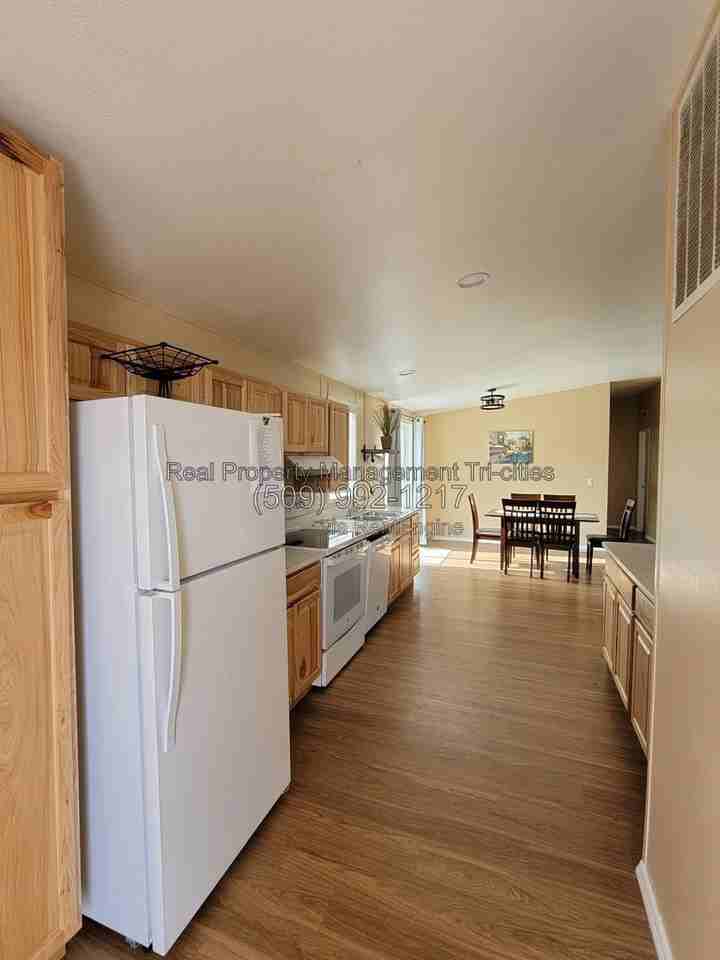 557 Laurelbrook Ct - Photo 4 of 14
