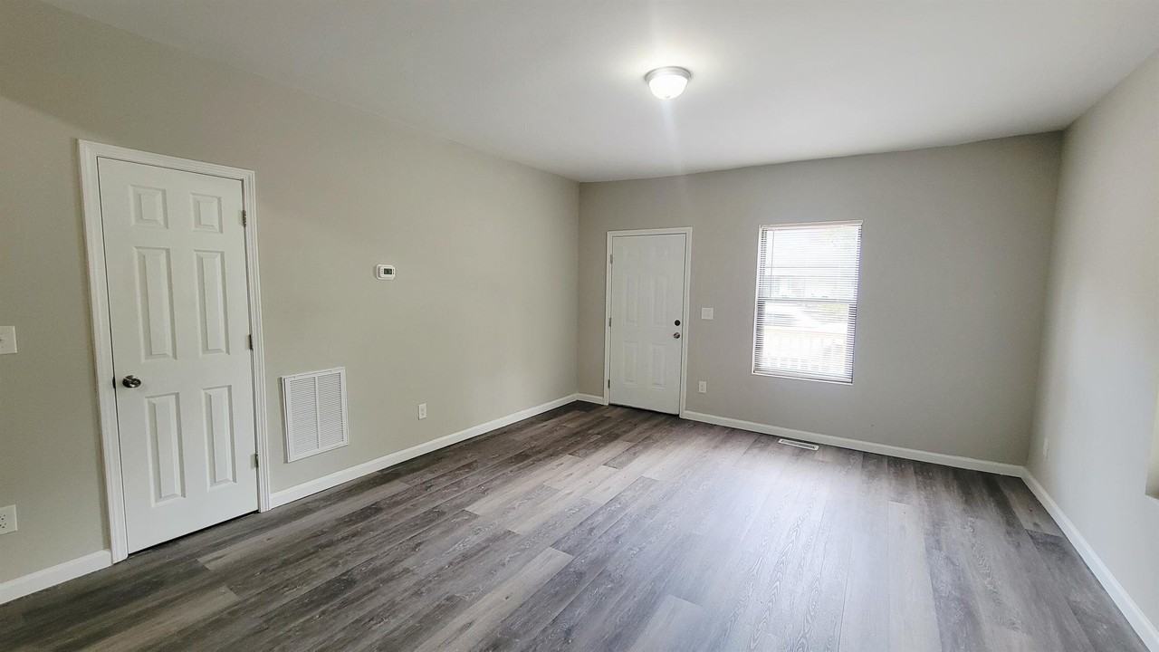 1142 S Dekalb St - Photo 2 of 17